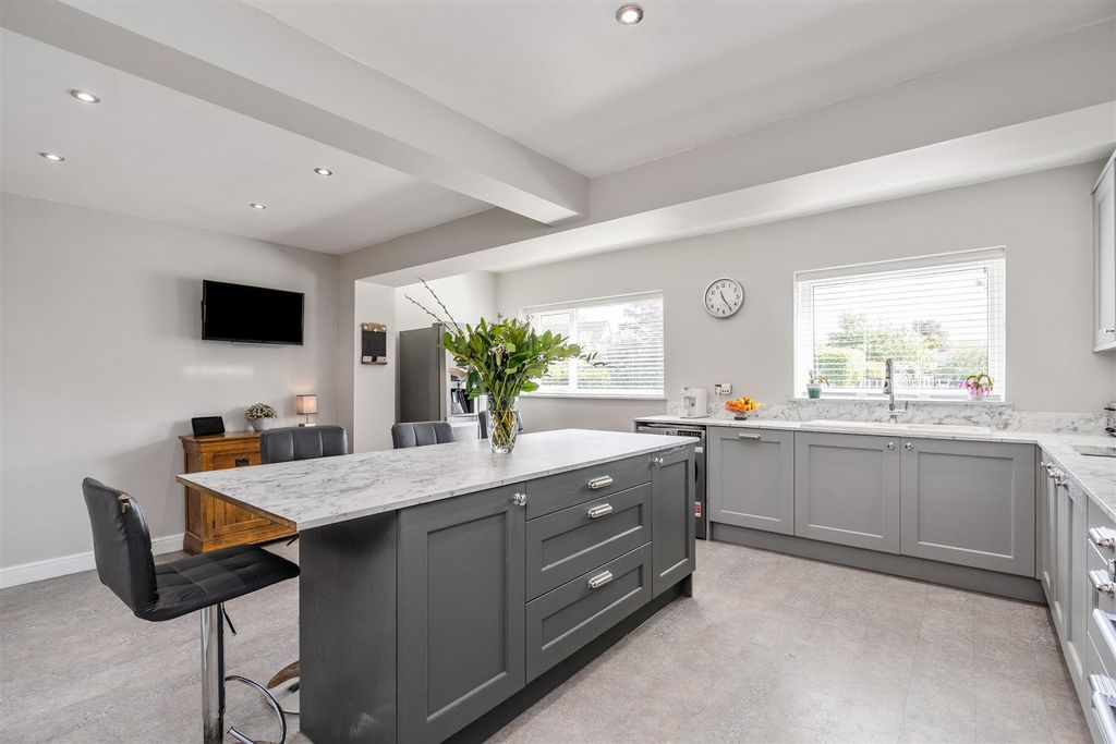 Property photo 3 of 16 6 Orchard Road_10.Jpg