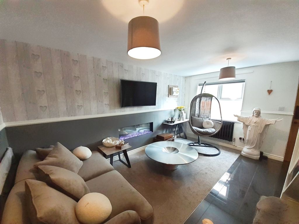 Property photo 2 of 17 Lounge