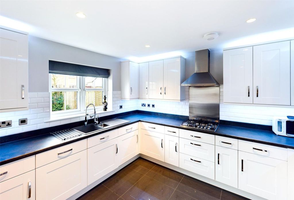 Property photo 3 of 17 Modern Fitted Kitchen