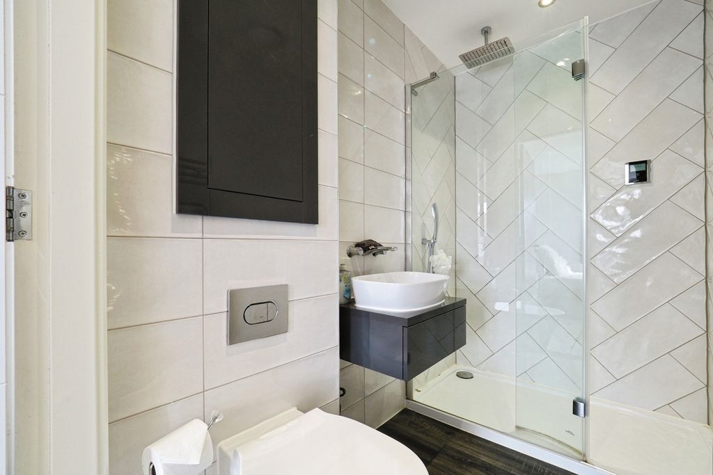 Property photo 3 of 17 En-Suite