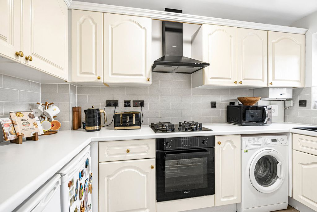 Property photo 3 of 12 Kitchen