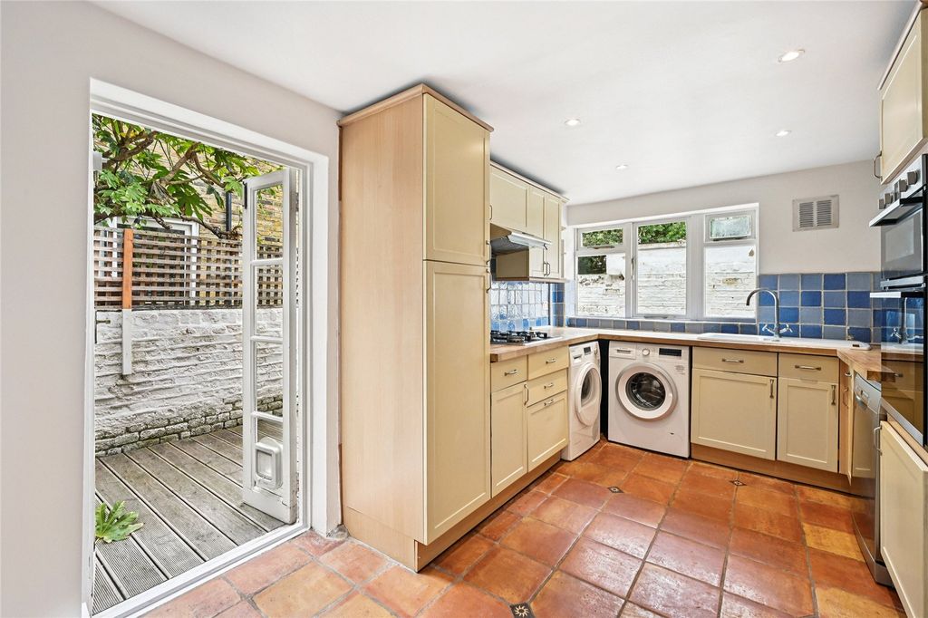 Property photo 3 of 17 Kitchen