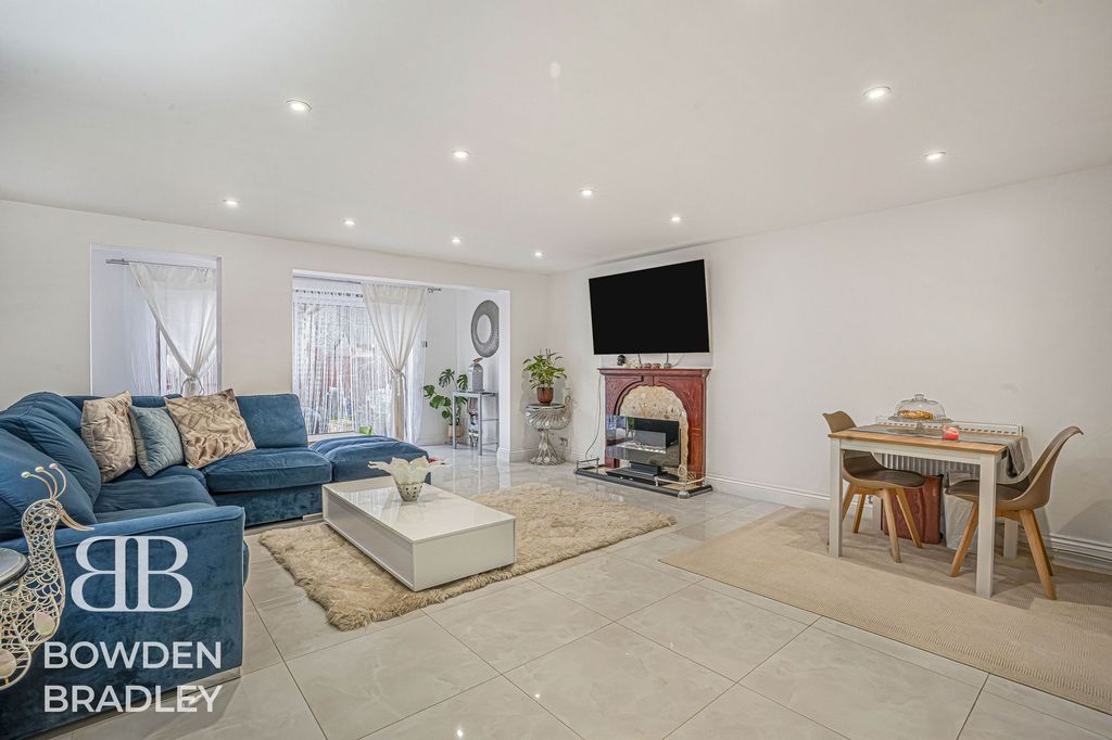 Property photo 2 of 23