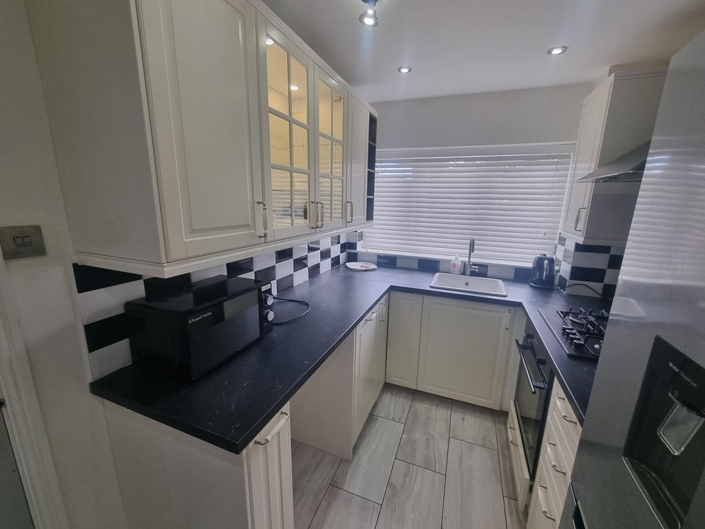 Property photo 3 of 16 Kitchen 1