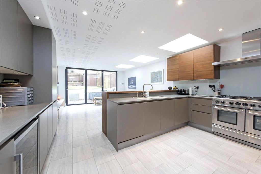 Property photo 2 of 7 Kitchen