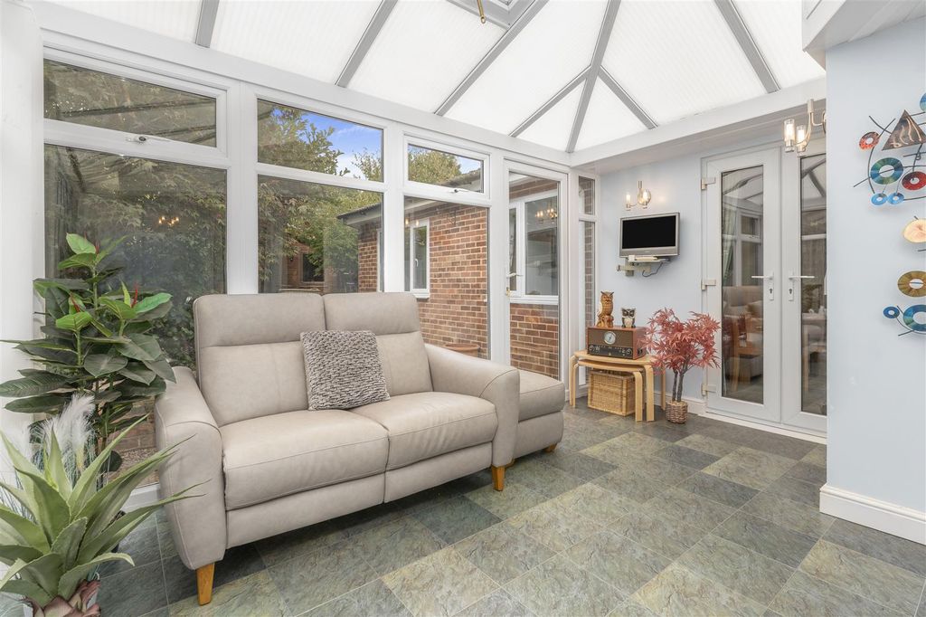 Property photo 3 of 18 2 Poplar Close, Banbury-11.Jpg