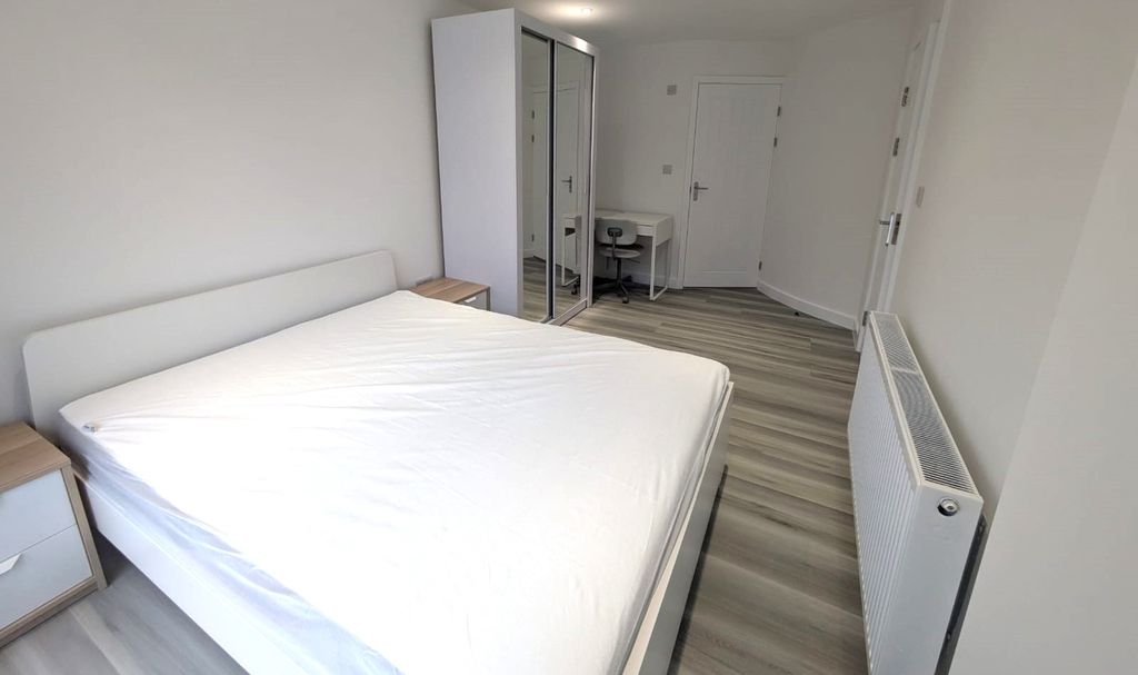 Property photo 2 of 6 Room Ls (1)