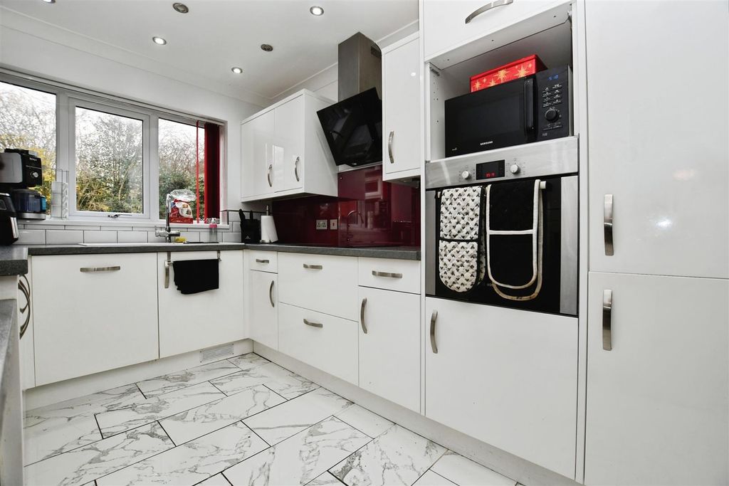 Property photo 3 of 23 Fitted Kitchen