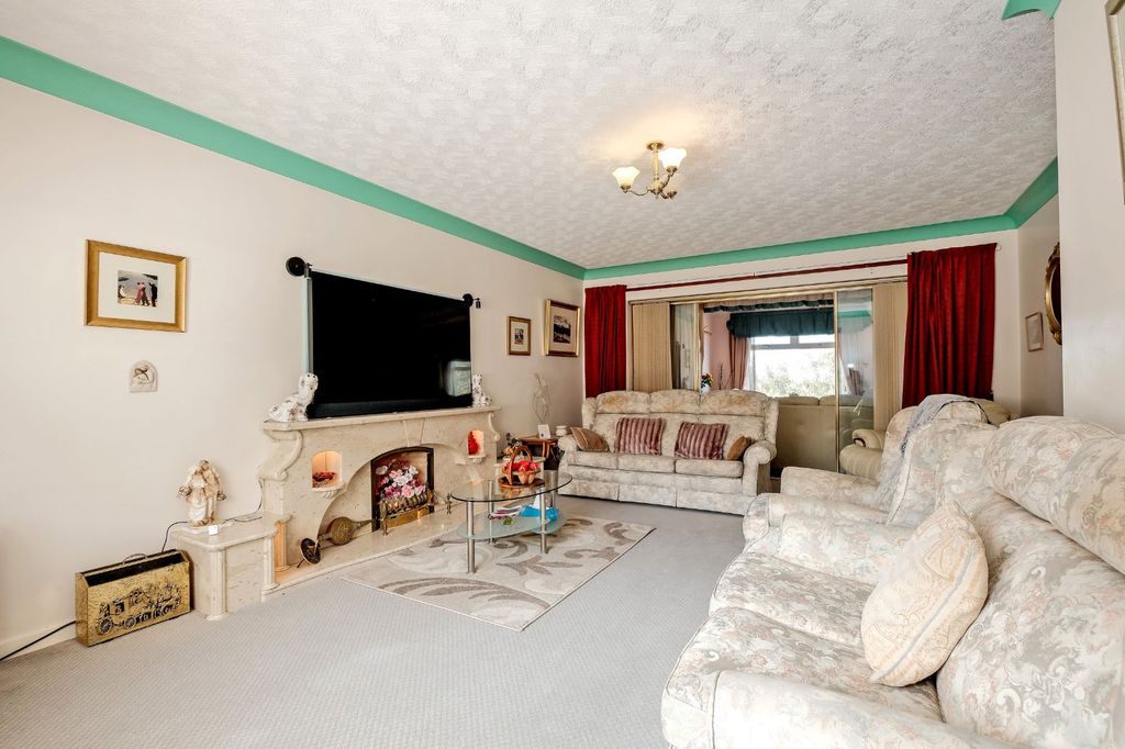 Property photo 3 of 30 Lounge Alt