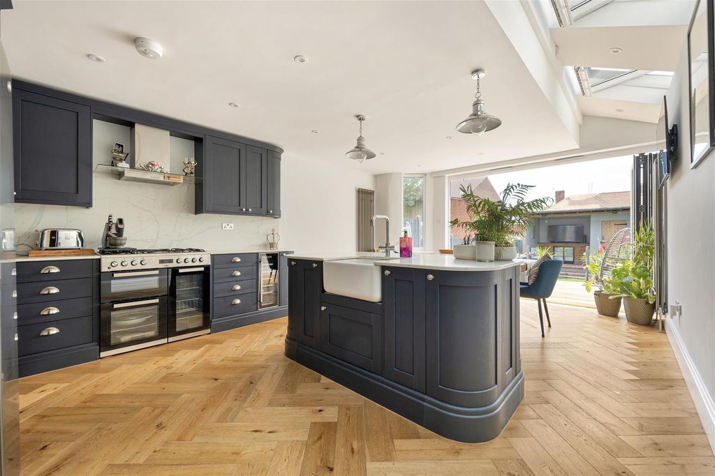 Property photo 2 of 46 Knighton Rod, E7