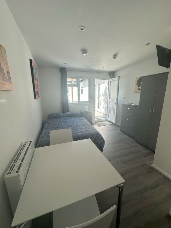 Property photo 2 of 7 A Bright And Neat Double Bedroom Featuring Modern ...