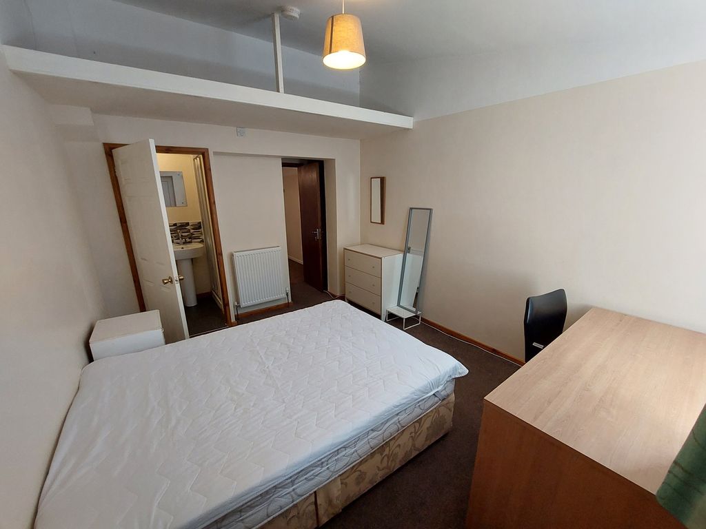 Property photo 2 of 8 Spacious Double Bedroom Featuring Ample Natural li...