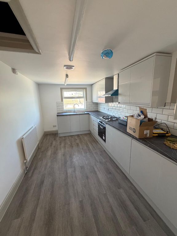 Property photo 1 of 12 Four Bedroom Flat Close To Ilford Station- £2400 Pcm