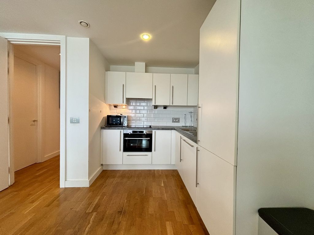 Property photo 3 of 13 Image00009