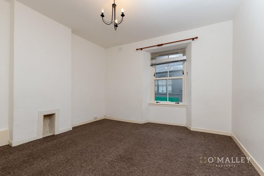 Property photo 3 of 9 Lounge