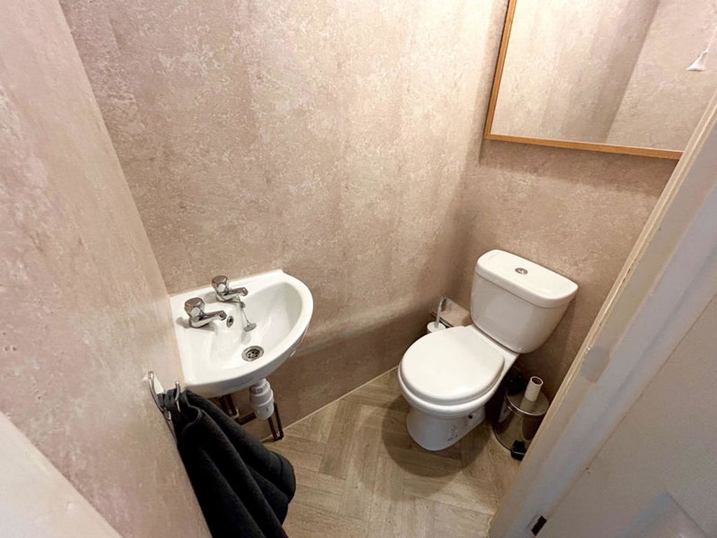 Property photo 1 of 8 A Tidy And Functional Single Toilet With Modern fi...