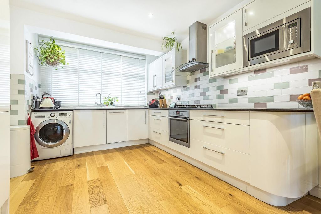 Property photo 2 of 10 Kitchen