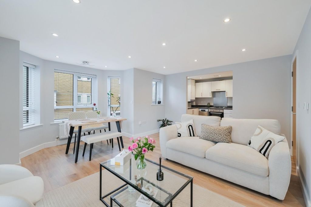 Property photo 2 of 14 Roberts Court