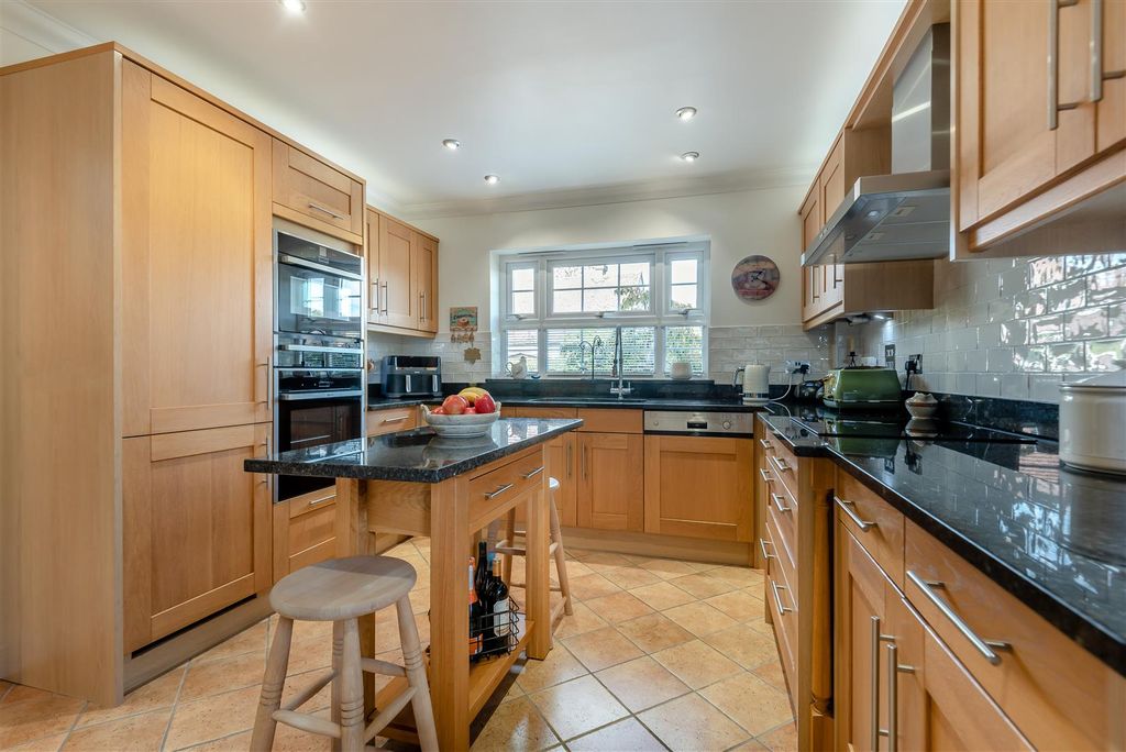 Property photo 3 of 18 Kitchen
