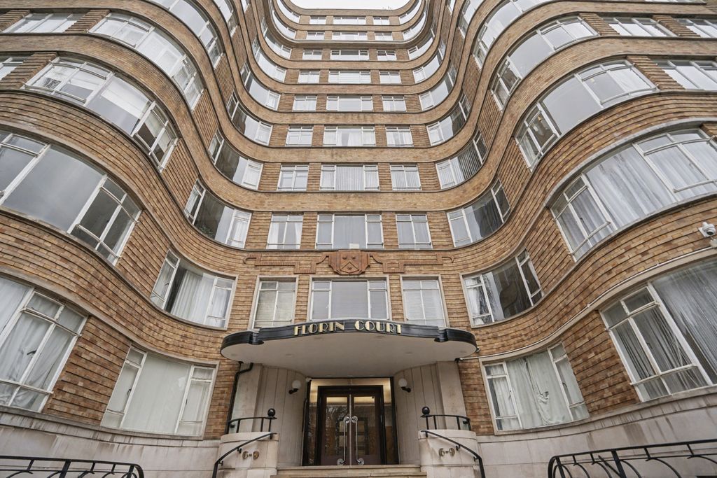 Property photo 1 of 11 Flat 5 Florin Court, Charterhouse Square, Barbican, London, Ec1M 6Et