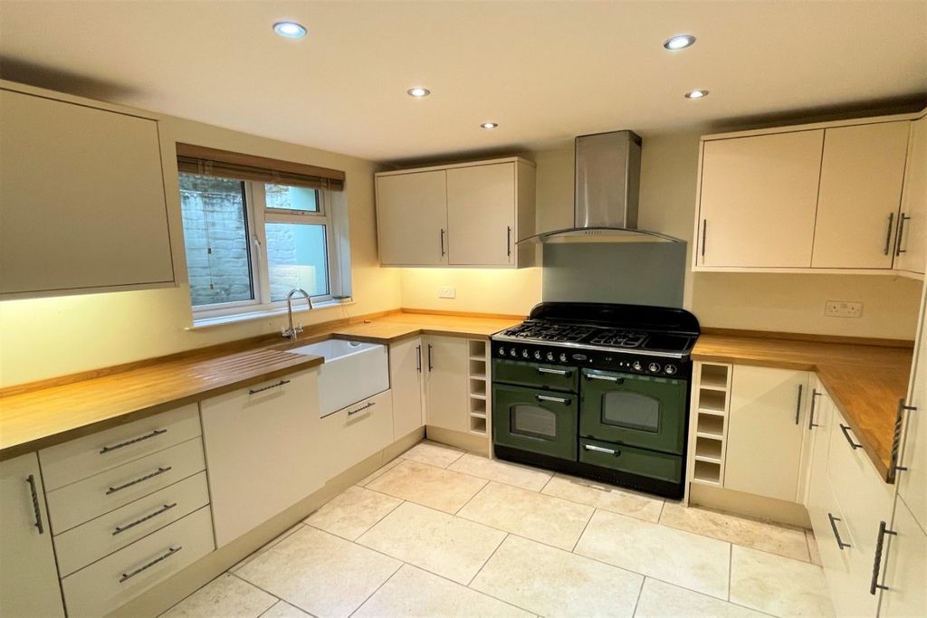 Property photo 3 of 12 Kitchen