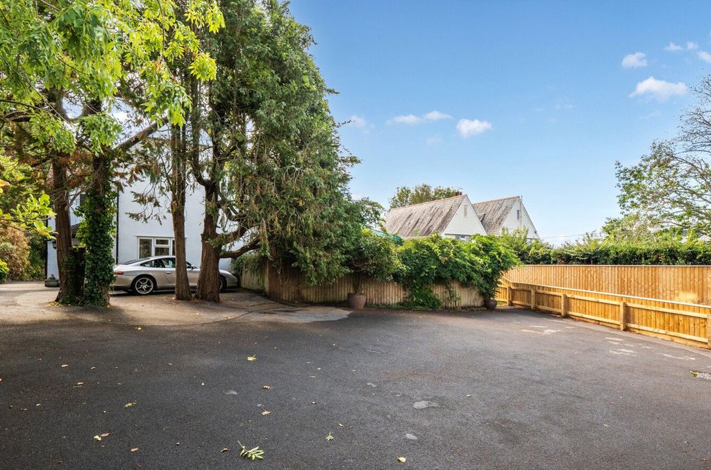 Property photo 2 of 15 Driveway/Parking