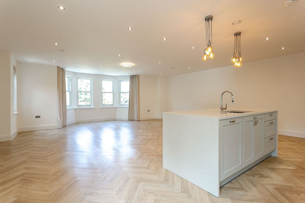 Property photo 3 of 34