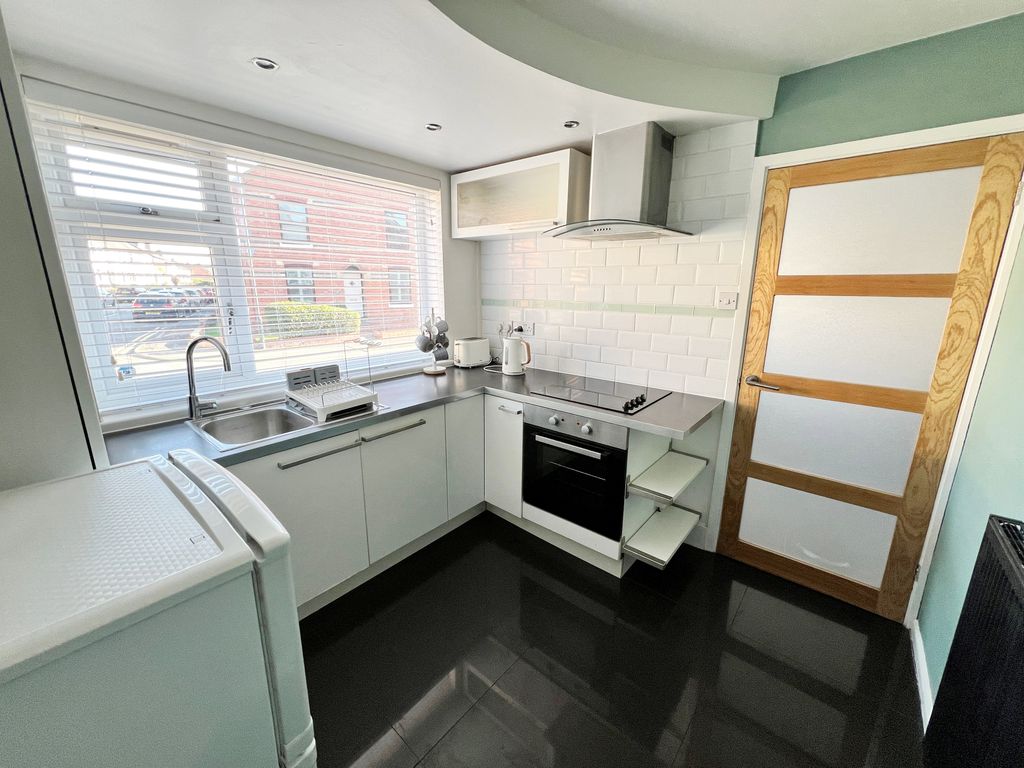 Property photo 3 of 10 Kitchen (2)