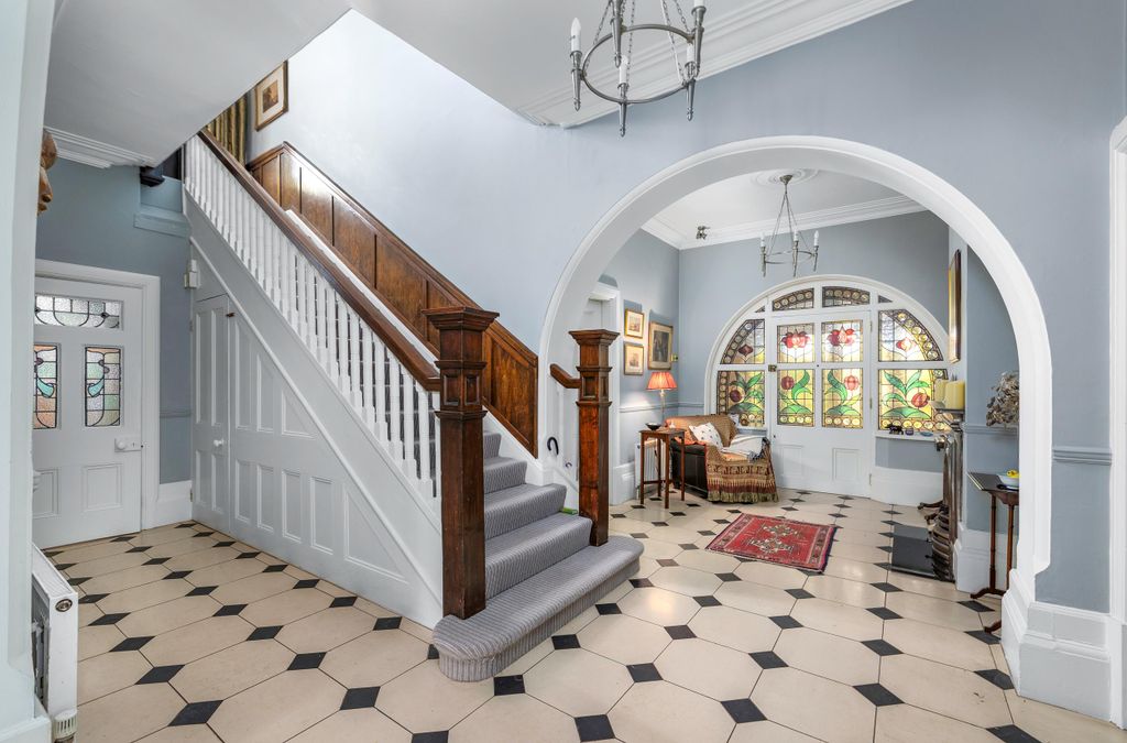 Property photo 3 of 22 Entrance Hall