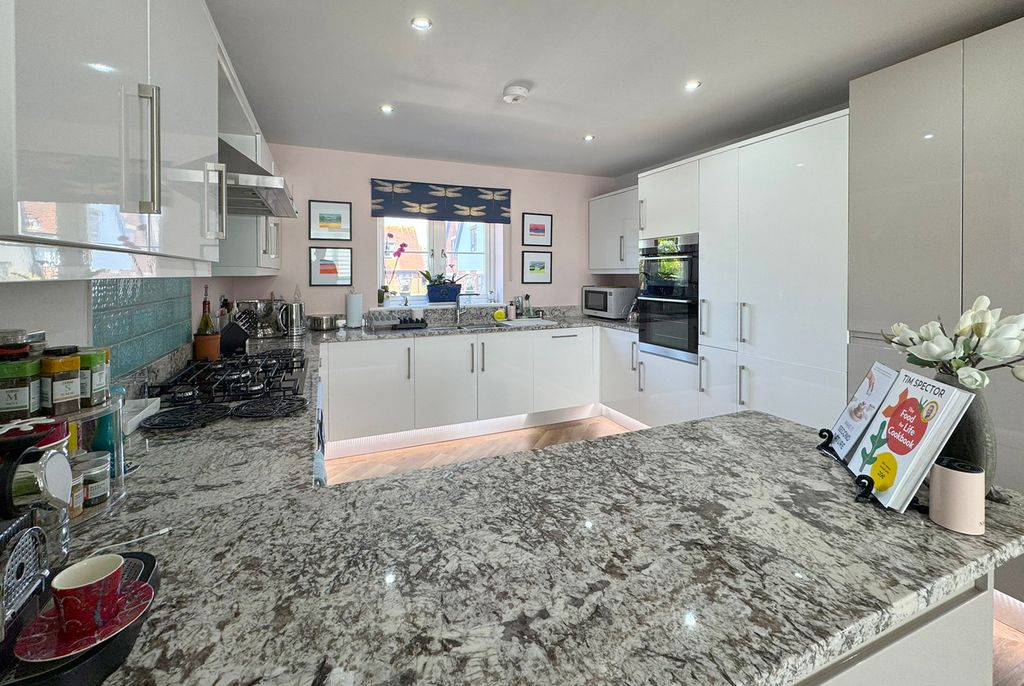 Property photo 3 of 15 37Ar Kitchen