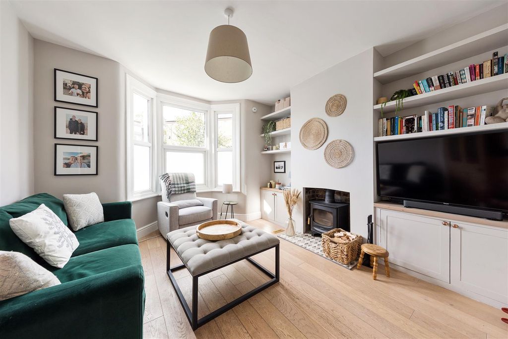 Property photo 2 of 50 Shernhall Street, E17