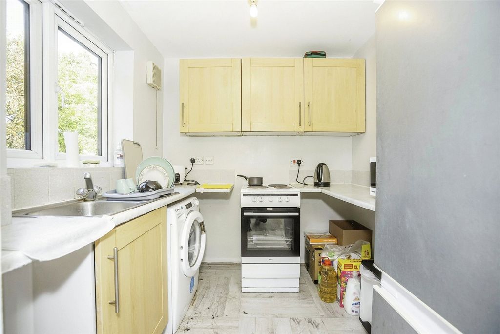 Property photo 3 of 11 Kitchen