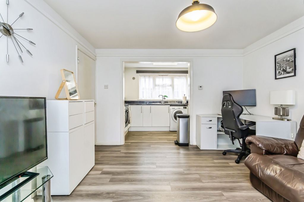 Property photo 3 of 12 Lounge