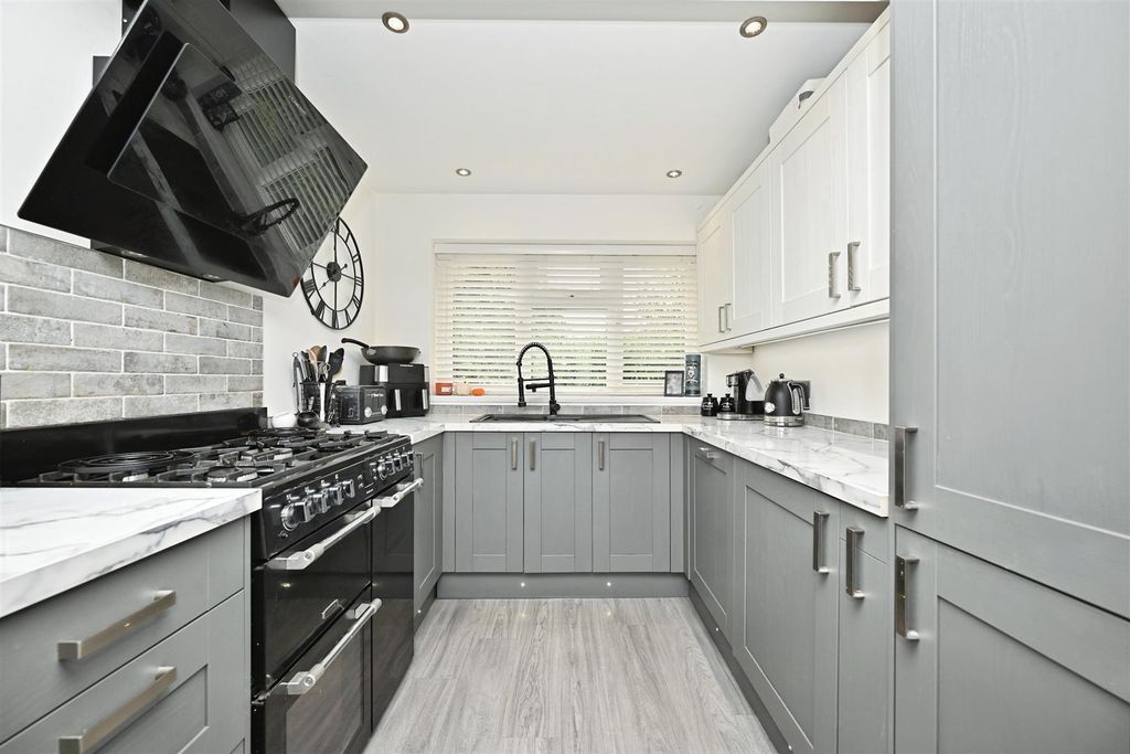 Property photo 3 of 35 Kitchen