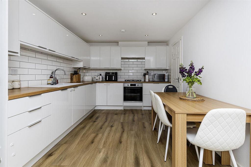 Property photo 2 of 31 Open-Plan Living Kitchen
