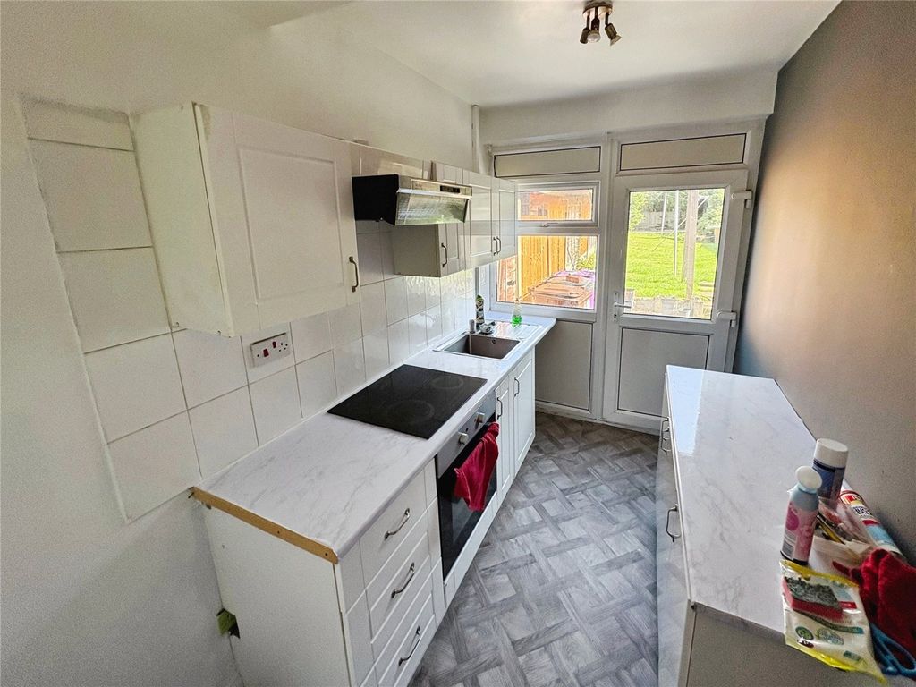 Property photo 3 of 8 Kitchen