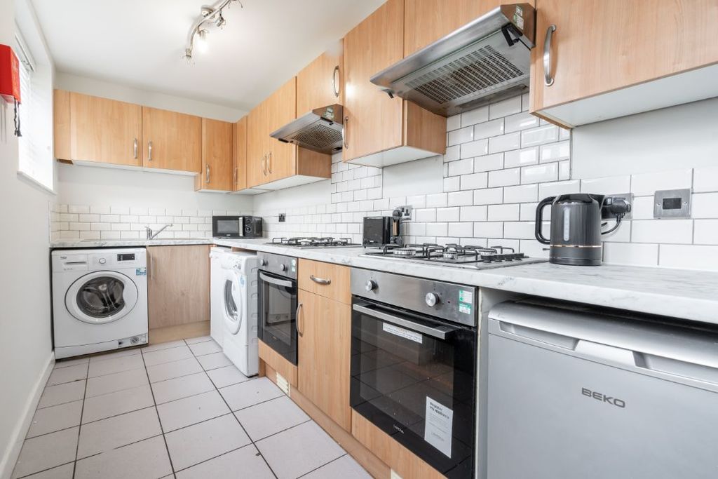 Property photo 3 of 12 61Ms - Kitchen