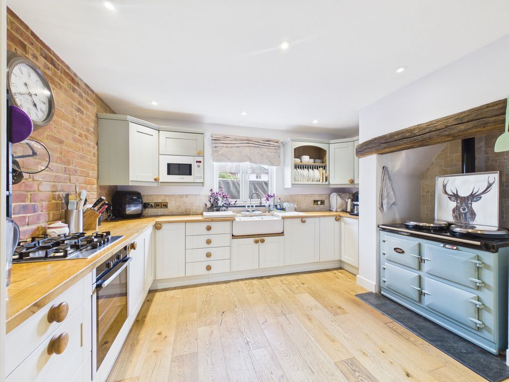 Property photo 3 of 19 Kitchen