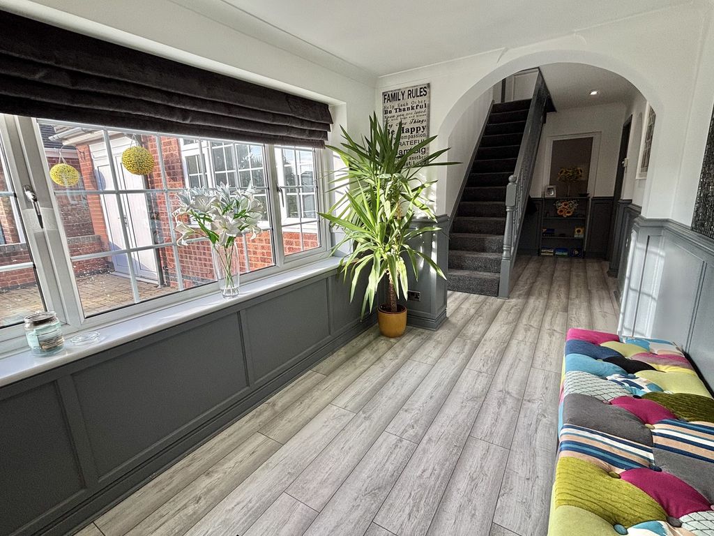 Property photo 3 of 18 Entrance Hall