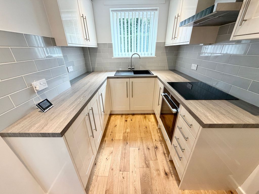 Property photo 3 of 12 Kitchen