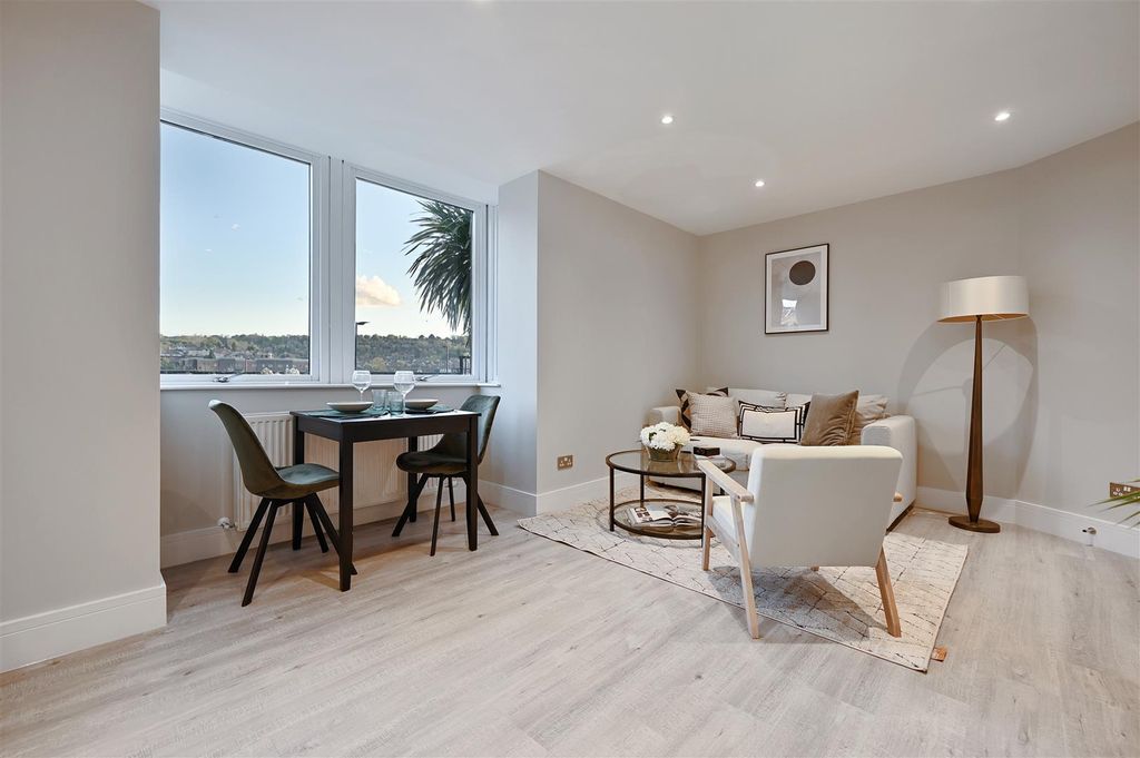 Property photo 3 of 10 Ar - Flat 1, Buckingham Place - Receptiona3(1).Jpg
