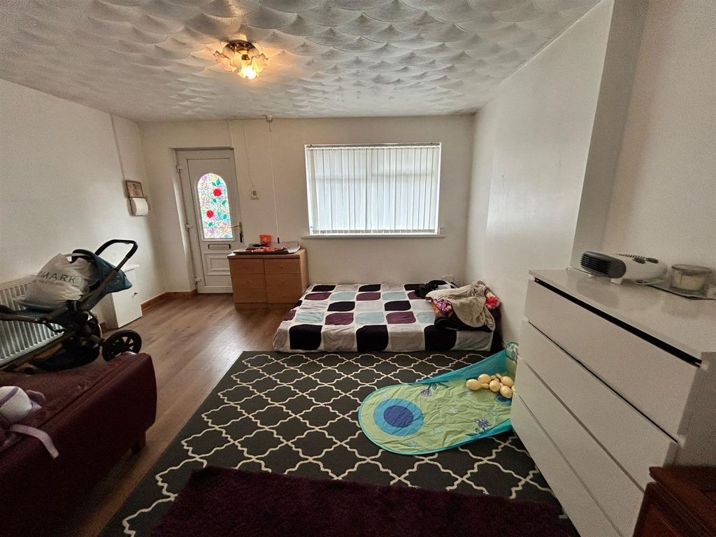 Property photo 2 of 8 Lounge