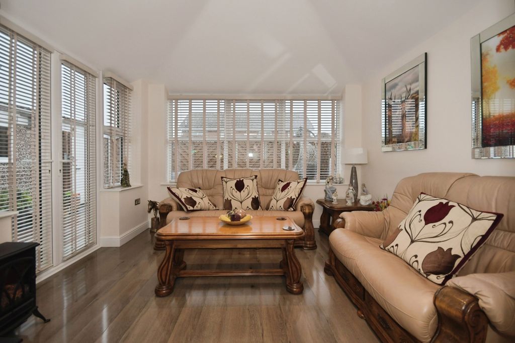 Property photo 2 of 19 Lounge