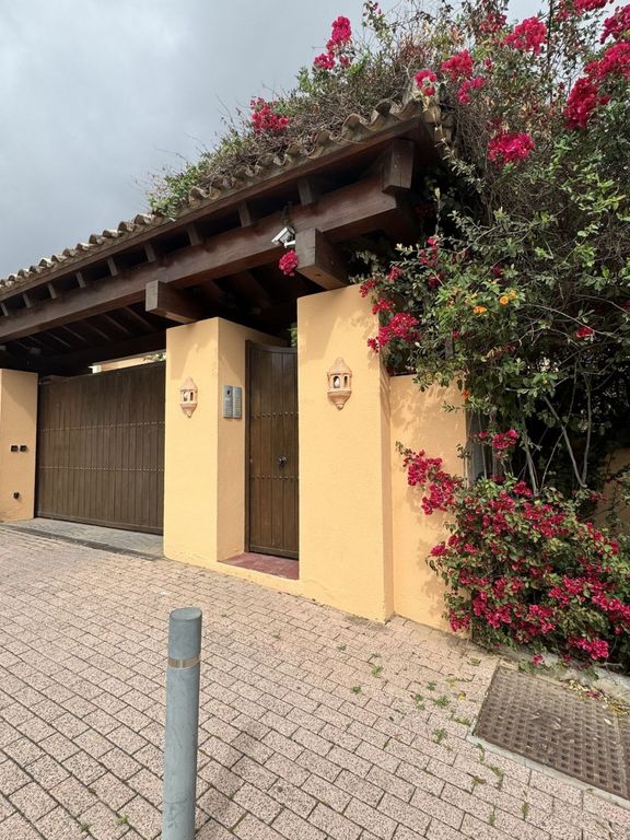Property photo 2 of 20 Entrance
