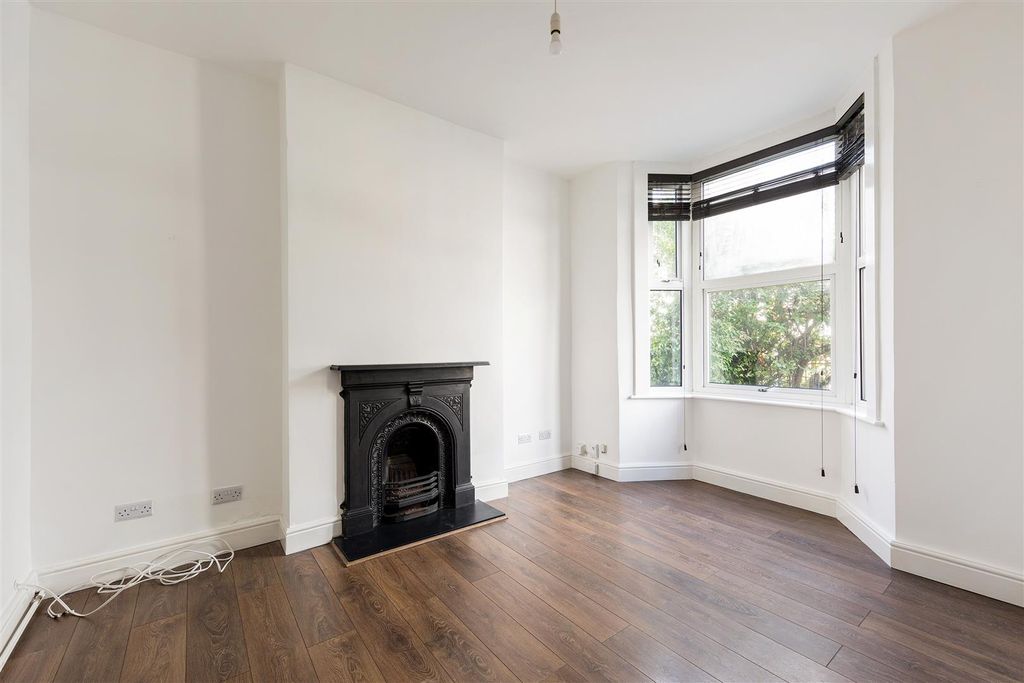 Property photo 2 of 20 Barclay Road E17