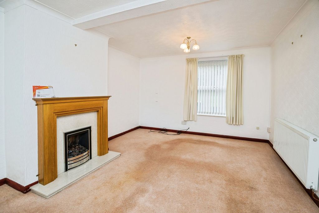 Property photo 3 of 16 Lounge