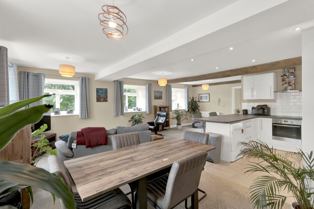 Property photo 1 of 17 Picture No. 11