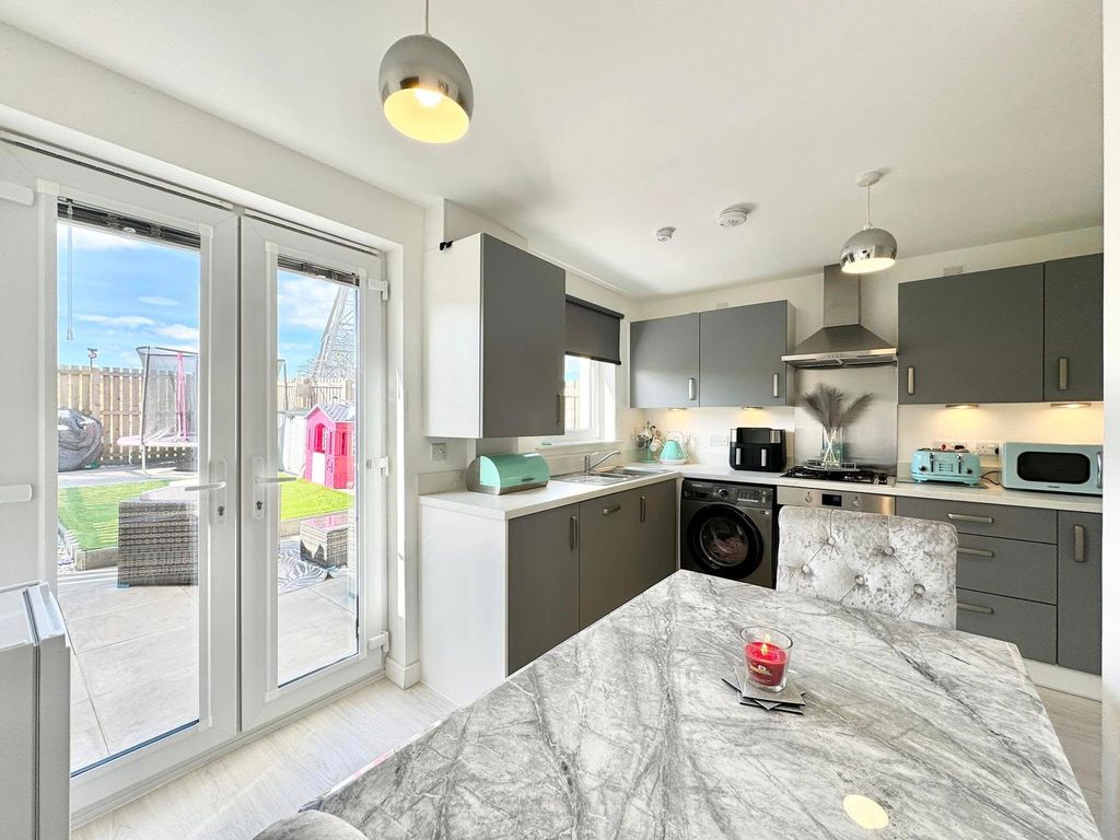 Property photo 2 of 25