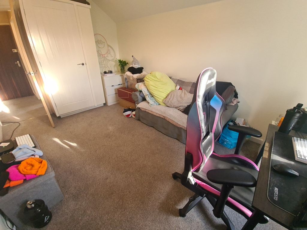 Property photo 3 of 6 Bright Furnished Double Bedroom With A Comfortable...