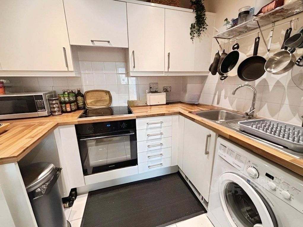 Property photo 3 of 9 Kitchen